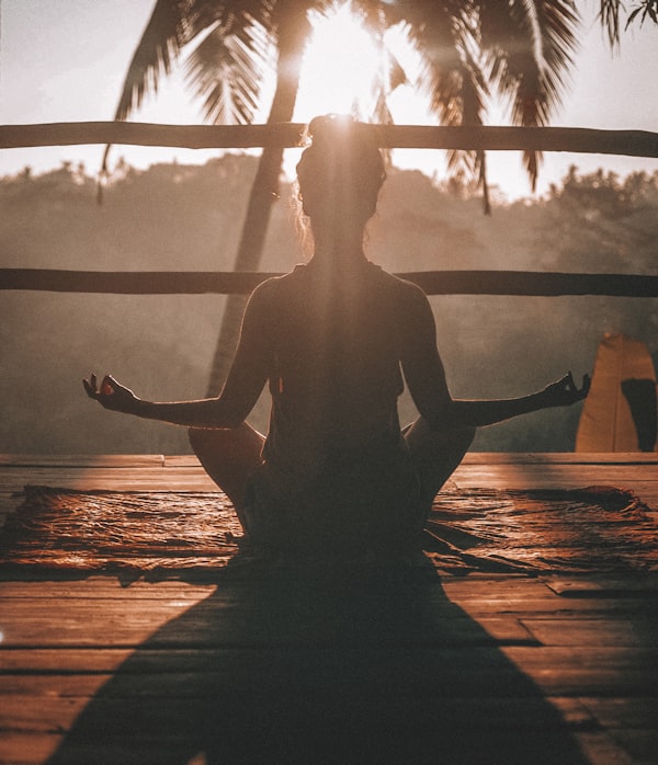 沉思的人在夕阳下